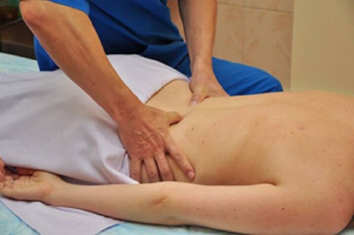 Masaje para el tratamiento eficaz de la osteocondrosis de la columna lumbar.