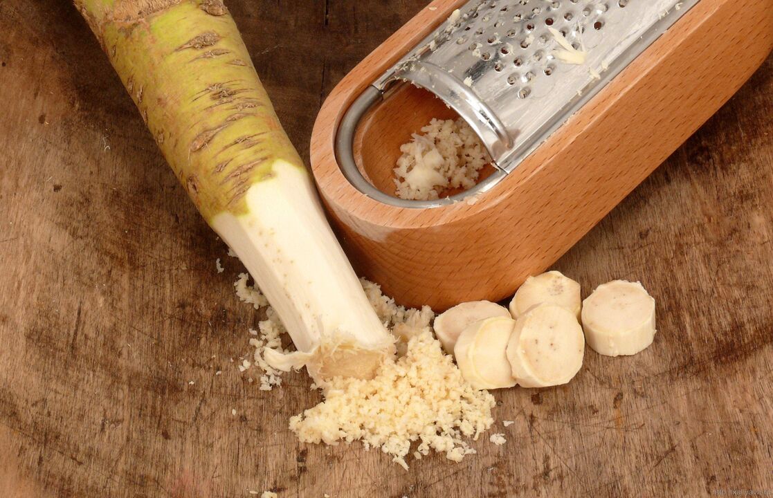 Raíz de rábano picante rallada para preparar un adobo medicinal para la osteocondrosis lumbar