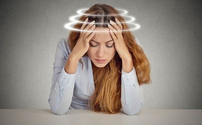 El mareo es un síntoma común de la osteocondrosis cervical en las mujeres.