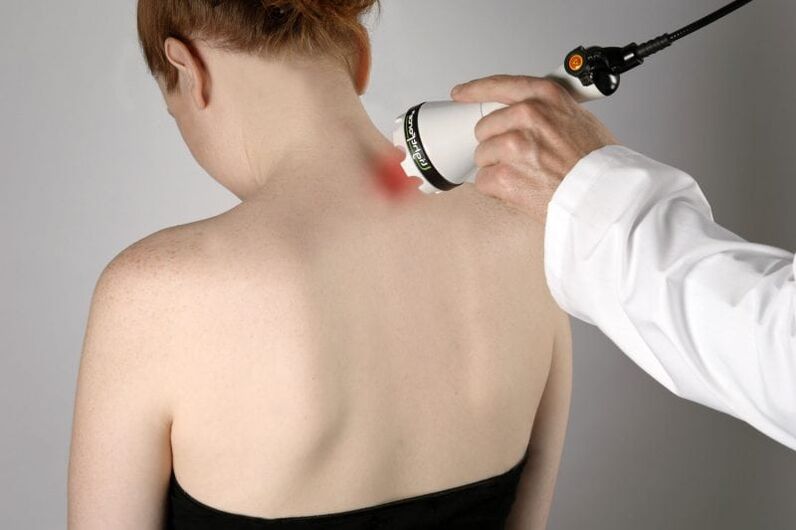 Tratamiento con láser de la osteocondrosis cervical en mujeres.